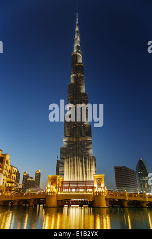 Vista notturna di Burj Khalifa - le più alte del mondo torre a Downtown Burj Dubai il 13 novembre 2013 a Dubai, Emirati arabi uniti Foto Stock