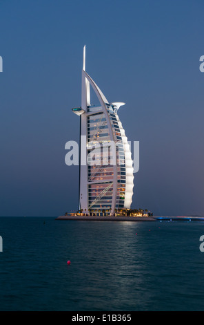 Lussuoso hotel Burj Al Arab dopo il tramonto visto dalla spiaggia di Jumeirah, Dubai - Emirati arabi uniti Foto Stock