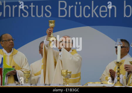 REGENSBURG, Germania - 29 Maggio: Migliaia di fedeli hanno celebrato l'aria aperta il giorno dell'Ascensione la messa il giorno due del 99th Katholikentag tedesco. Il celebrante principale è stato Rudolf Voderholzer, vescovo di Regensburg. (Foto di Michael Debets / Pacific Stampa) Foto Stock