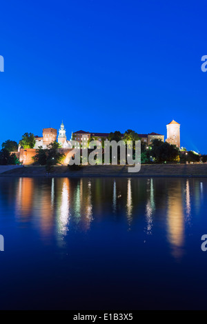 L'Europa, Polonia, Malopolska, Cracovia, dalla collina di Wawel Castle e la Cattedrale, il fiume Vistola, sito Unesco Foto Stock