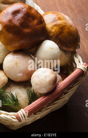 Il CEPS nel cesto preparato per la cottura sul tavolo Foto Stock