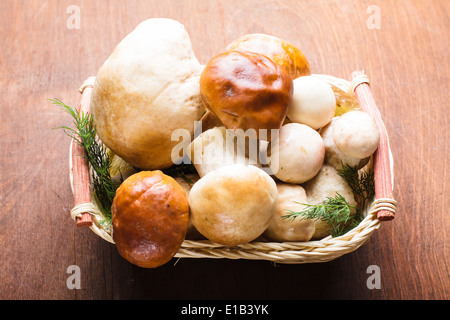 Il CEPS nel cesto preparato per la cottura sul tavolo Foto Stock