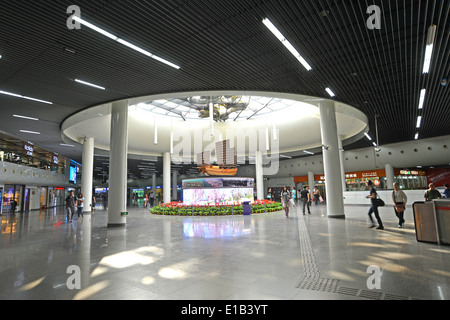 Hall di piazza del Popolo alla stazione metropolitana di Shanghai in Cina Foto Stock