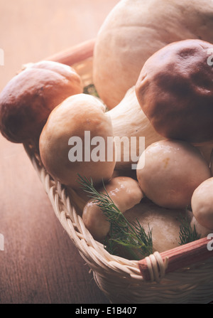 Il CEPS nel cesto preparato per la cottura sul tavolo Foto Stock