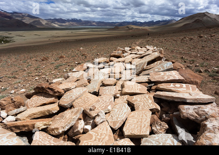 Mani pietre con "Om mani padme humâ mantra inscritta nella regione di Tso Kar, Rupshu, Changtang, Ladakh, Jammu e Kashmir India Foto Stock