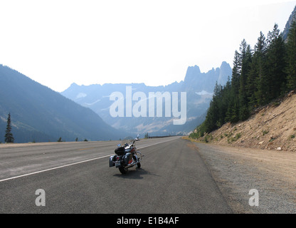 Un motociclo fermo lungo la panoramica strada statale 20 nella parte settentrionale le Cascade Mountains. Foto Stock