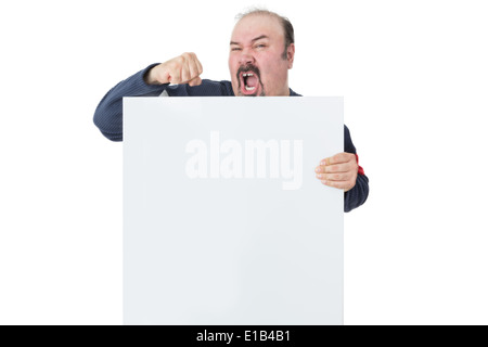 Uomo maturo tenendo un vuoto bianco billboard e protestando Foto Stock
