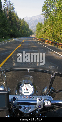 Autostrada 20 attraverso la cascata del nord montagne da un motociclista della prospettiva. Foto Stock