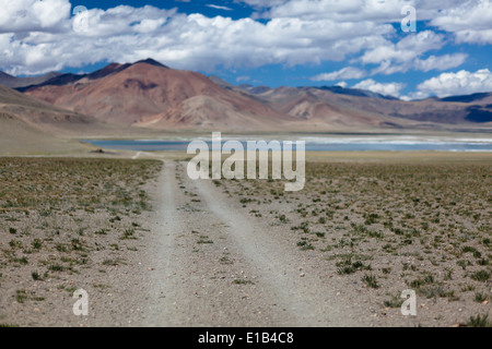 Strada sterrata nella regione di Salt Lake Tso Kar, Rupshu, Changtang, Ladakh, Jammu e Kashmir India Foto Stock