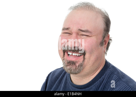 Ritratto di uno strano uomo maturo di ridere duro su sfondo bianco Foto Stock