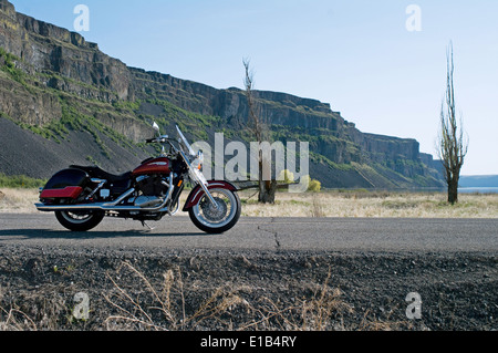 Un motociclo è parcheggiata lungo una strada laterale adiacente a SR155, in Steamboat Rock State Park area, nello Stato di Washington, USA. Foto Stock