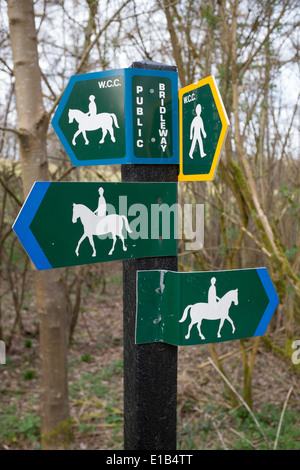 Pubblico occidentale Bridleway legno vicino a Marlborough Wiltshire Foto Stock