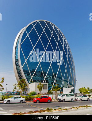 La Aldar Headquarters Building è il primo edificio circolare del suo genere in Medio Oriente Foto Stock