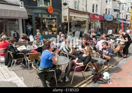Le persone godono di cibo e bevande a Outdoor pub e caffetterie in North Laine Area di Brighton, Inghilterra, Regno Unito Foto Stock
