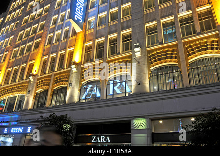 Il centro commerciale di mosaico con Zara boutique Shanghai in Cina Foto Stock