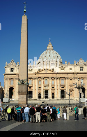 Italia, Roma, Piazza San Pietro, obelisco, gruppo di turisti Foto Stock