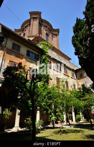 Italia, Roma, chiesa di Sant'Andrea delle Fratte, chiostro Foto Stock