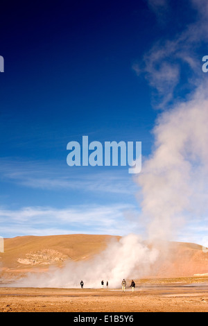 La gente vicino geyser di sfiato, El Tatio geyser, Cile Foto Stock