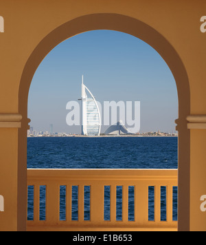 Vista del mondo il primo 7 stelle lusso hotel Burj Al Arab 'Torre degli arabi" Foto Stock