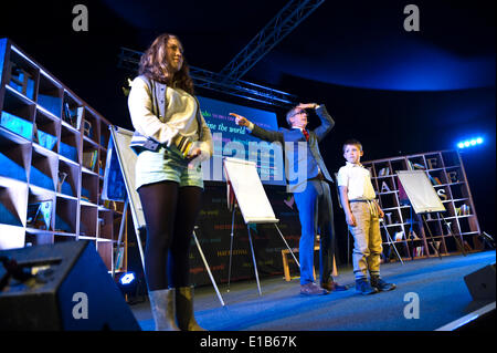 Martin Brown illustratore di "storie orribili' parlando il suo lavoro a Hay Festival 2014. ©Jeff Morgan Foto Stock