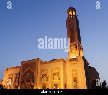 La moschea di vista notturna in Sharjah Emirati Arabi Uniti Foto Stock