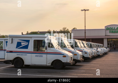 Servizio Postale degli Stati Uniti USPS furgoni schierate nella zona suburbana di parcheggio al crepuscolo e pronto per il giorno successivo le consegne Foto Stock