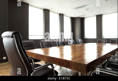 Una moderna sala riunioni con tavolo in legno massello Foto Stock