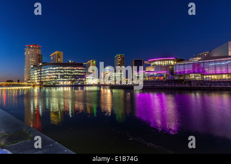 Una notte a Salford Quays mostra Media City. Foto Stock