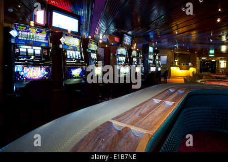 View all'interno di un Casinò sulla lussuosa nave da crociera di slot machines e giochi da tavolo Foto Stock