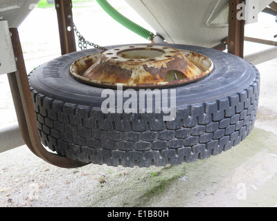 Grande cisterna carrello con la ruota di scorta al di sotto. Foto Stock