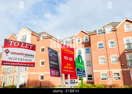 Lasciando le schede degli agenti e dei segni che mostra, appartamenti e proprietà di alloggiamento per consentire, Nottinghamshire, England, Regno Unito Foto Stock