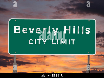 Beverly Hills città limiti firmare con il cielo al tramonto. Foto Stock