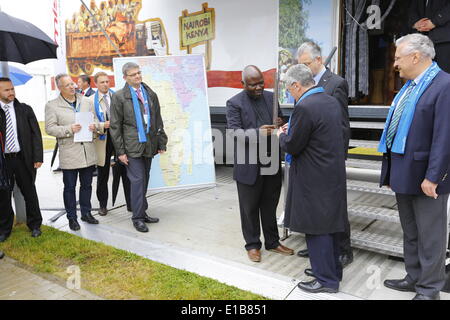 REGENSBURG, Germania - 29 maggio: Il Presidente tedesco Joachim Gauck visiti il carrello delle Pontificie Opere Missionarie (Missio) all'Katholikentagsmeile (la Giornata dei cattolici di miglio). Il Katholikentagsmeile è un'area del Deutscher Katholikentag tedesco (Chiesa Cattolica giorno), dove cattolica e Cristian di beneficenza e le organizzazioni presenti stessi. (Foto di Michael Debets / Pacific Stampa) Foto Stock