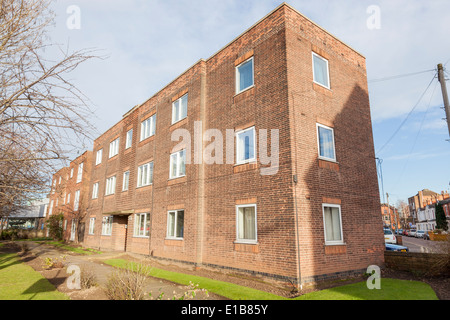 Un basso edificio di appartamenti blocco. Un edificio in mattoni da anni trenta, West Bridgford, Nottinghamshire, England, Regno Unito Foto Stock