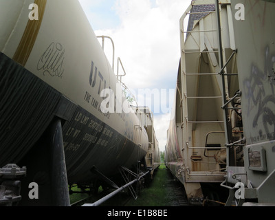 Primo piano delle vetture del treno su un binario in Adams, Massachusetts. Foto Stock