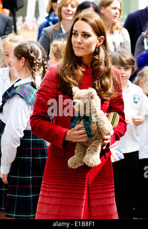 Crieff Scozia, Regno Unito. Il 29 maggio 2014. La Duchessa di Cambridge Catherine tenendo un orsacchiotto durante la sua visita alla comunità Strathearn Campus a Crieff Scozia, giovedì 29 maggio 2014. La duchessa si incontreranno i gruppi locali comprese le giovani badanti, scout, e cadetti qui. Le Loro Altezze Reali il Duca e la Duchessa di Cambridge, noto come il conte e la contessa di Strathearn in Scozia, parteciperanno gli impegni in Perth and Kinross. Foto Albert Nieboer ** ** - nessun filo servizio/dpa/Alamy Live News Foto Stock