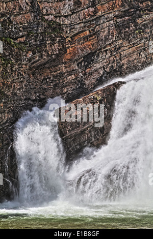 Cameron cade. Un veloce che scorre una cascata, situato nella città di Waterton. Waterton-Glacier Parco internazionale della pace Foto Stock