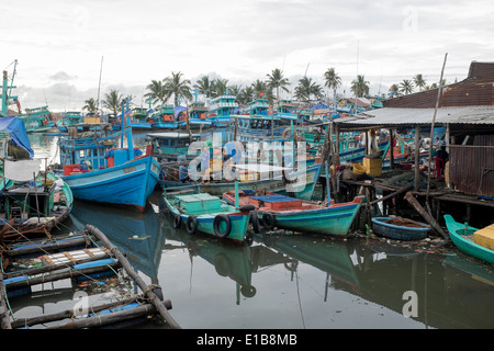 Barche da pesca nel porto di Duong Dong sull'Isola di Phu Quoc in Vietnam Foto Stock