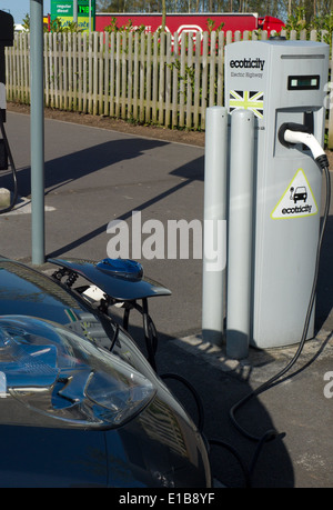 Ecotricity libera auto elettrica punto di carica a Michaelwood stazione di servizio autostradale sulla M5 North Bound gloucestershire Foto Stock
