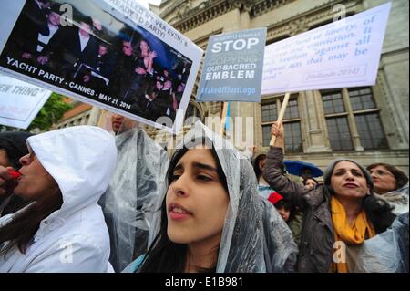 Londra, Regno Unito, Gran Bretagna. 29 Maggio, 2014. I sufi gli studenti e i loro sostenitori hanno protestato davanti al Victoria and Albert Museum di cui il progettista aveva previsto di dare un parlare di moda ma annullato. Gruppo secondo la rivendicazione che Cavalli ha replicato il loro antico sacro simbolo Sufi nel suo logo profumo ''Just Cavalli'' e desidera che il simbolo rimosso dalla campagna. Credito: Gail Orenstein/ZUMAPRESS.com/Alamy Live News Foto Stock