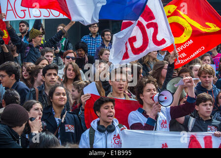 Parigi, Francia. Rally dimostrativo anti-estrema destro da parte di studenti francesi adolescenti. Scena di folla dall'alto, movimento di solidarietà giovanile, giovani che protestano Foto Stock