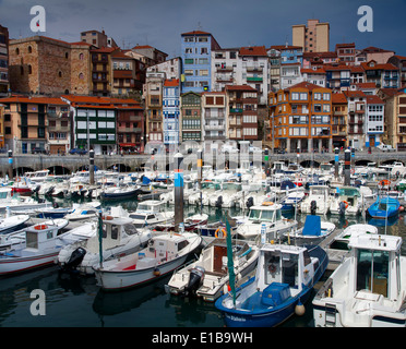 Vista del villaggio. Bermeo, Biscaglia, Paese Basco. Spagna. L'Europa. Foto Stock