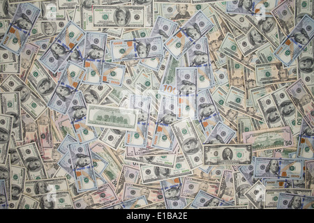 Più sparsi American 100 dollari in banconote in piena copertura telaio con angolo vignettatura visto dal di sopra in uno schema concettuale Foto Stock