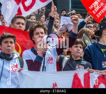 Parigi, Francia. Dimostrazione di estrema sinistra Anti-estrema destra da parte di studenti francesi adolescenti. Proteste di una grande folla, movimento giovanile solidale, ragazzi parigi Foto Stock