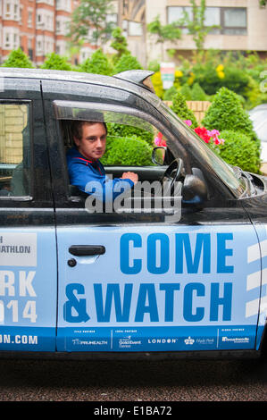 Copthorne Tara Hotel Kensington, Londra UK. Il 29 maggio 2014. Corrente di Triathlon olimpico Champion Alistair Brownlee (GBR) si siede nel sedile di guida di una Londra liveried taxi per il prossimo Mondiale PruHealth Triathlon in Hyde Park sabato 31 maggio. Credito: Malcolm Park editoriale/Alamy Live News Foto Stock