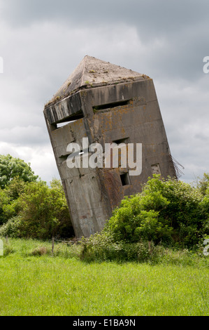 Tedesco bunker della Seconda Guerra Mondiale La Tour Penchee, la torre pendente, Oye Plage, Pas de Calais, Francia Foto Stock