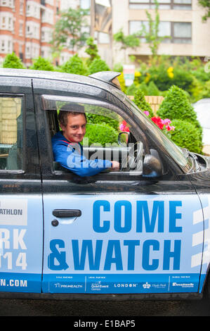 Copthorne Tara Hotel Kensington, Londra UK. Il 29 maggio 2014. Corrente di Triathlon olimpico Champion Alistair Brownlee (GBR) si siede nel sedile di guida di una Londra liveried taxi per il prossimo Mondiale PruHealth Triathlon in Hyde Park sabato 31 maggio. Credito: Malcolm Park editoriale/Alamy Live News Foto Stock