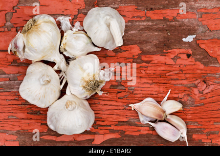 Lampadine interi di carni non cotte con aglio qualche sciolto sparsi chiodi di garofano per uso come un aroma pungente in cottura giacente su un dist Foto Stock