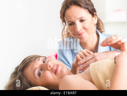 Terapista di agopuntura applicando aghi di agopuntura per il suo cliente la mano Foto Stock