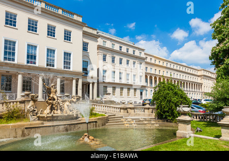 La fontana di Nettuno e gli uffici comunali in passeggiata, Cheltenham Spa, Gloucestershire, England, Regno Unito e Unione europea, Europa Foto Stock